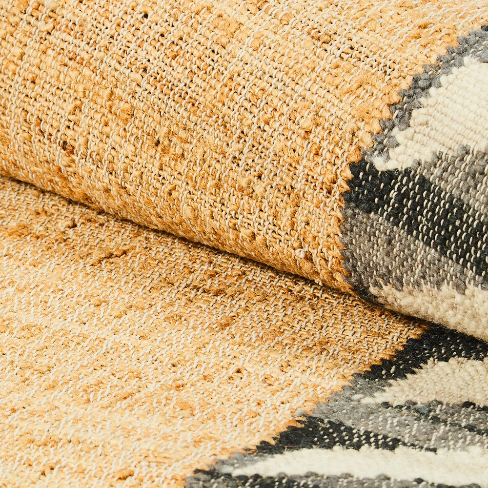 Jute Scalloped Black & White Rug